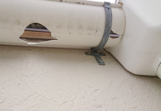 雹害により破損した雨樋のズーム