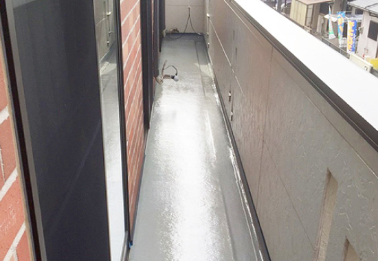 下塗りを塗布したバルコニーの様子