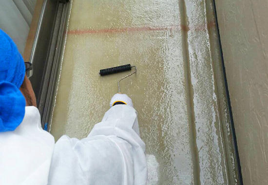 脱泡ローラーでガラスシートに含まれた空気を抜いている様子