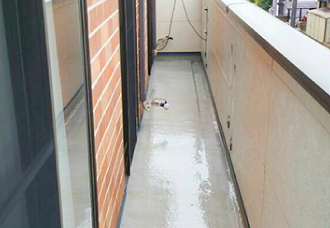 最後のガラスシートと樹脂層を硬化させている様子