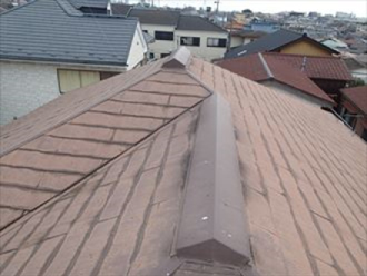 色褪せが進んでいるスレート屋根