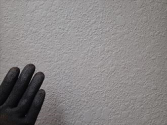 チョーキングが出ているモルタル外壁