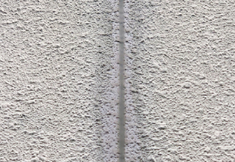 シーリング周りが黒ずんだ外壁