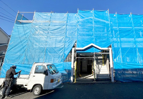 足場、メッシュシートが設置されたアパート