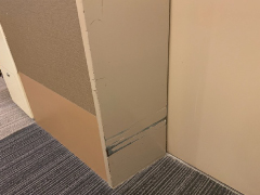 傷のついた出入り枠