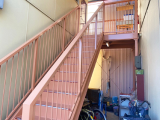 補強と塗装が完了した鉄骨階段