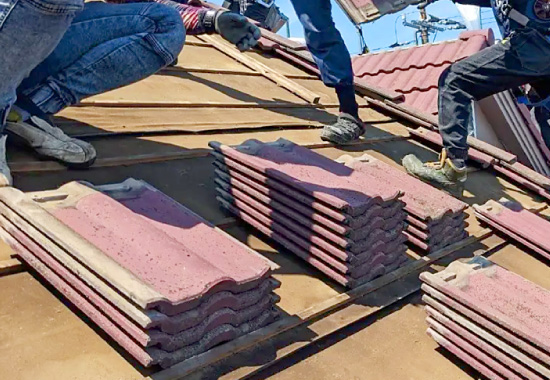 劣化したセメント瓦