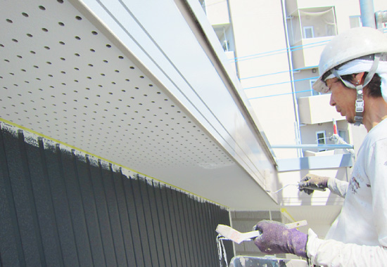 付帯部を塗装する様子