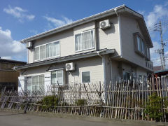 サイディングに割れや塗装の劣化が見られるお住まい