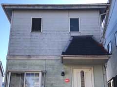 台風の被害でコーナーが破損した外壁