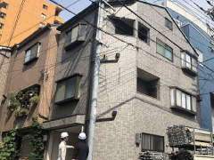 割れが見られるタイル外壁