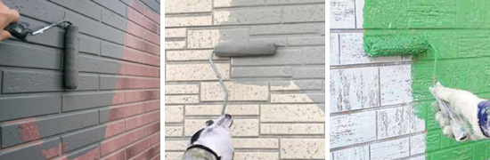 サイディングに塗装する様子