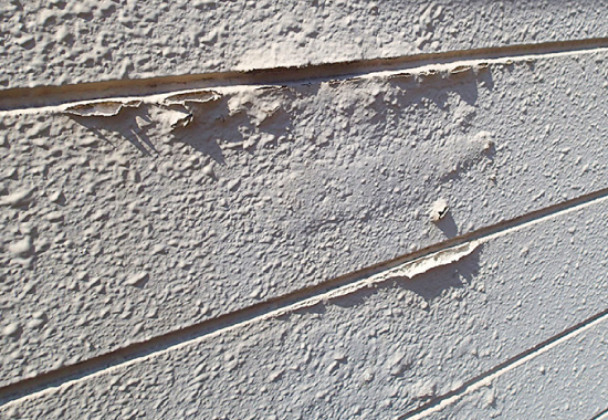 塗膜の剥がれた外壁