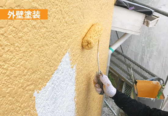 外壁に塗装を施している写真