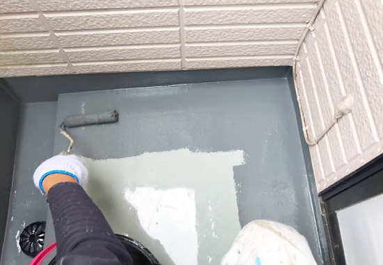 トップコートを塗布する様子