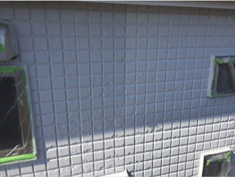 グレイッシュブルー色のALC外壁の下塗後