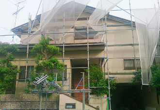 ガルバリウム鋼板での外壁カバー工事、足場仮設