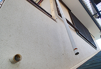 ガルバリウム鋼板での外壁カバー工事、竪樋撤去