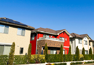 色で悪目立ちしている住宅